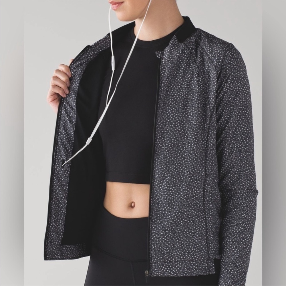 Lululemon Hit It Jacket in Frozen Fizz White Black / Black Sz 8